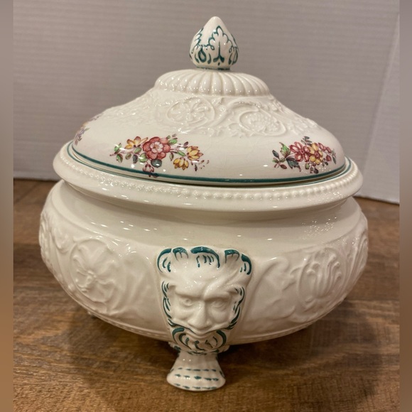 Wedgwood Etruria England “Patrician” Covered Tureen Paw Feet Stunning - Picture 1 of 15